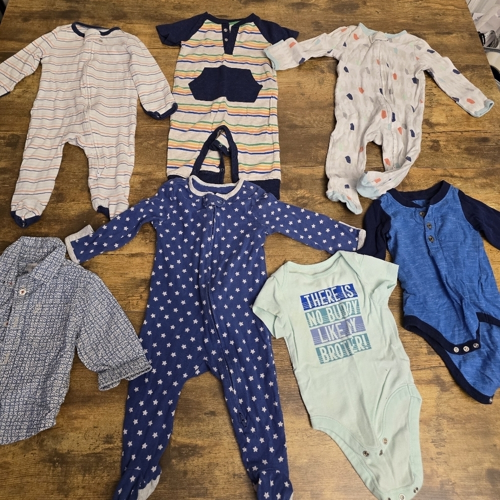 Baby boys size 3-6 months winter clothing bundle of 7, pajamas and bodysuits